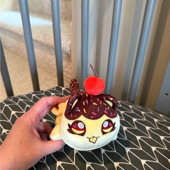 Aphmau Ultra Rare Banana Split Cat - Picture 1 of 5